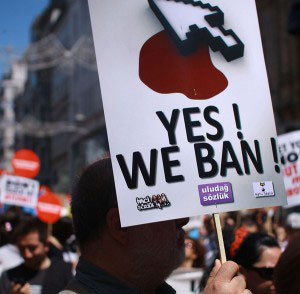 Turkey_Yes we ban Demonstrant